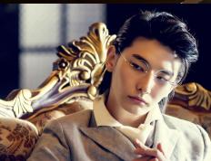 开云体育下载-夜幕下的王者，F1街道赛引擎咆哮中，赖斯如何力挽狂澜