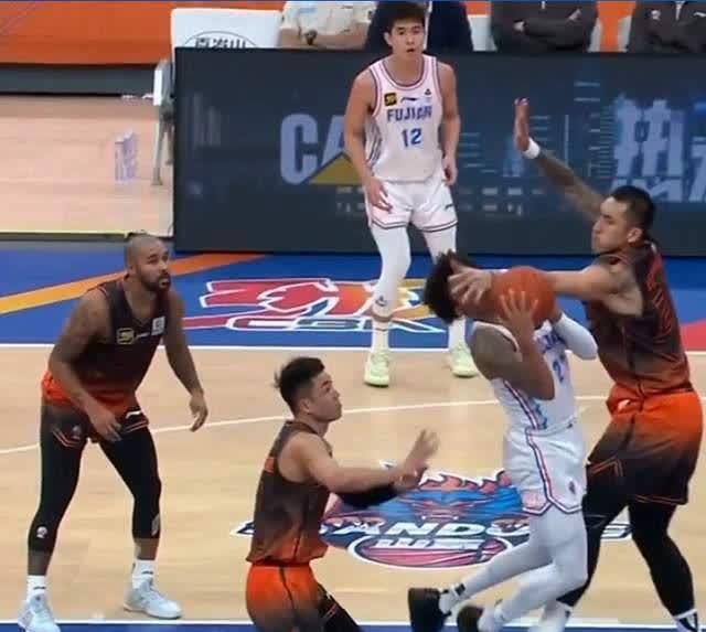 开云体育中国-关于山东男篮在关键时刻抢下比赛胜利的信息
